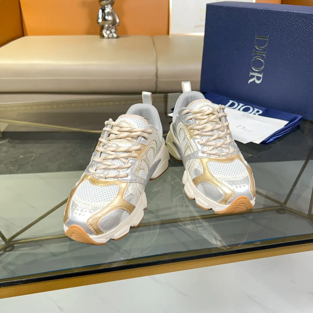 P500 Dior Chrono sneakers are a new product of the 2024 autumn ready-to-wear series, reinterpreting running shoes with Dior's haute couture style. Crafted from beige mesh with laminated leather-effect panels in gold and silver tones, it's highlighted by CD logos on the sides, a star patch on the tongue and a Dior logo on the heel. Featuring tri-color laces, a lightweight sole and star embellishments for a casual look for any season. Size: Female size 35-41 (Female size 41 and 42 can be customized) Male size 39-44 (45/46 can be customized) Color: white, pink, gold, silver, black